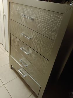 GAVETERO DE MADERA. COLOR GRIS DE 5 GAVETAS EN BUENAS DONDICIONES