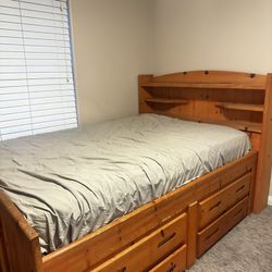 Wooden queen bed set w/dresser