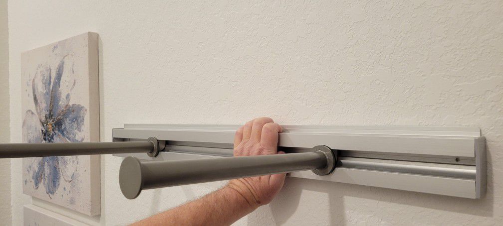Wall rack with adjustable hanging bars