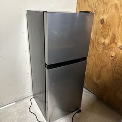 Mini fridge insignia