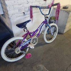 Girls Magna Bike 20” with Training Wheels – Good Condition
Selling a girls Magna “Precious Pearl” bike in good condition. Includes training wheels and