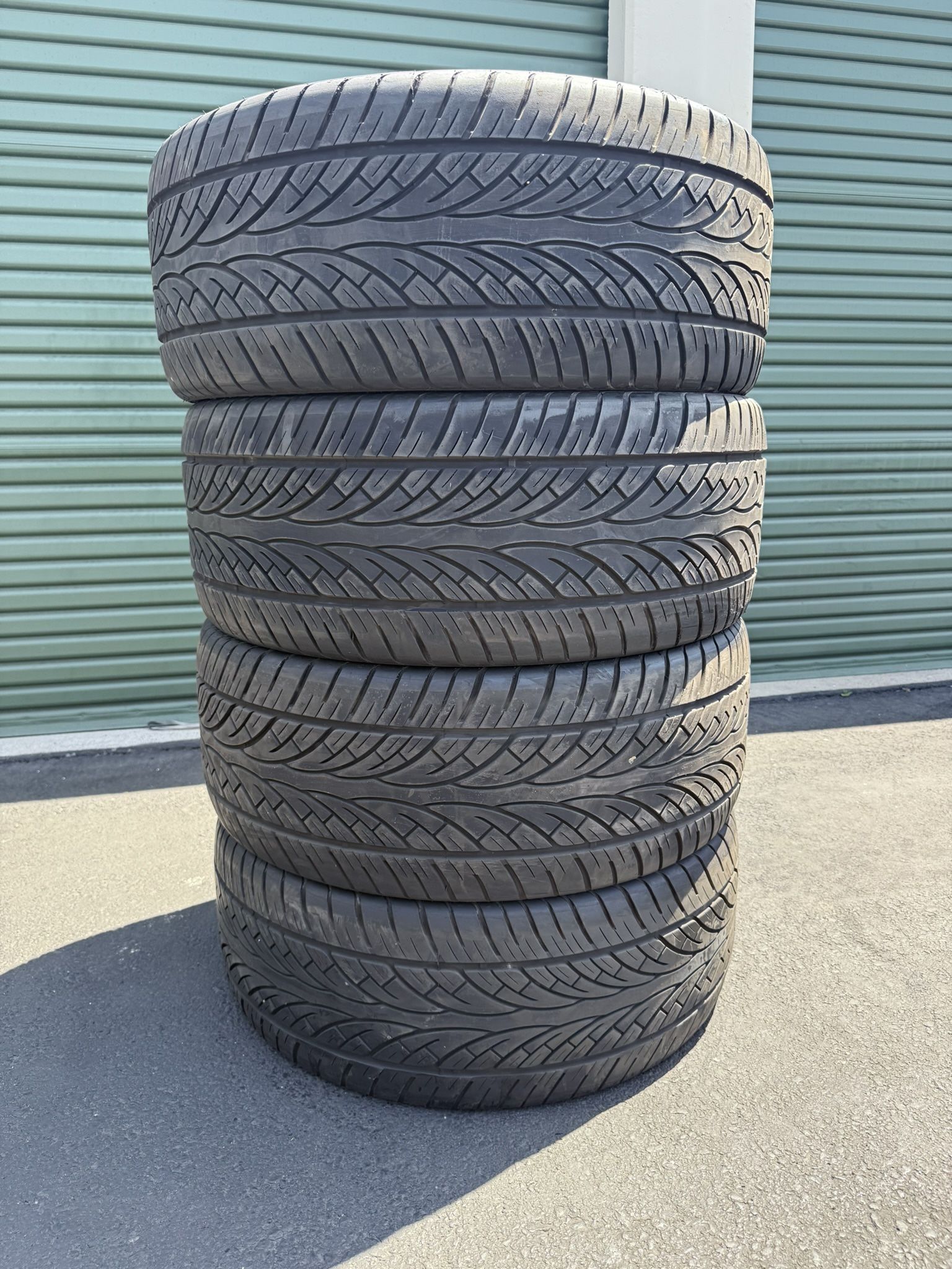 (4) 305/30ZR26 Lexani Tires