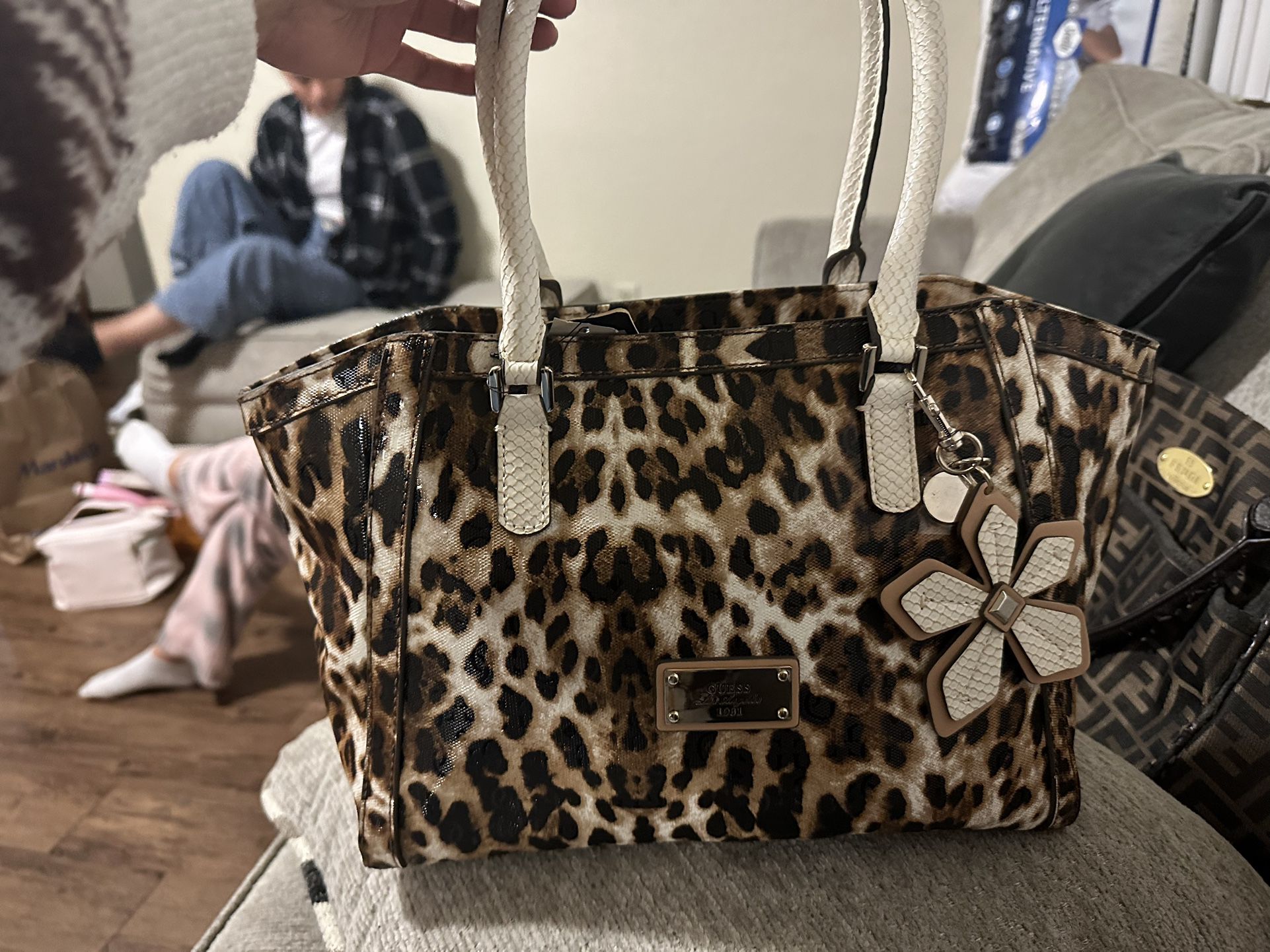 GUESS TOTE BAG for Sale in Los Angeles, CA - OfferUp