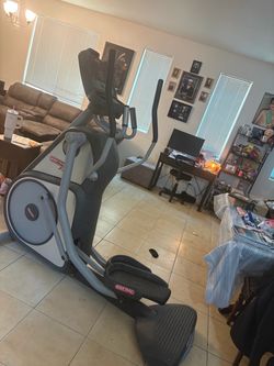 ELLIPTICAL Star*Trac ELLIPTICAL