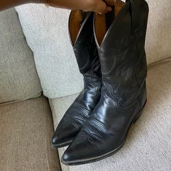 Black cowgirl boots size 8