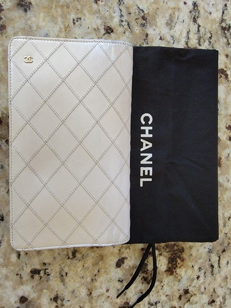 CHANEL
 Caviar Diamond Stitched Bifold  Wallet 
