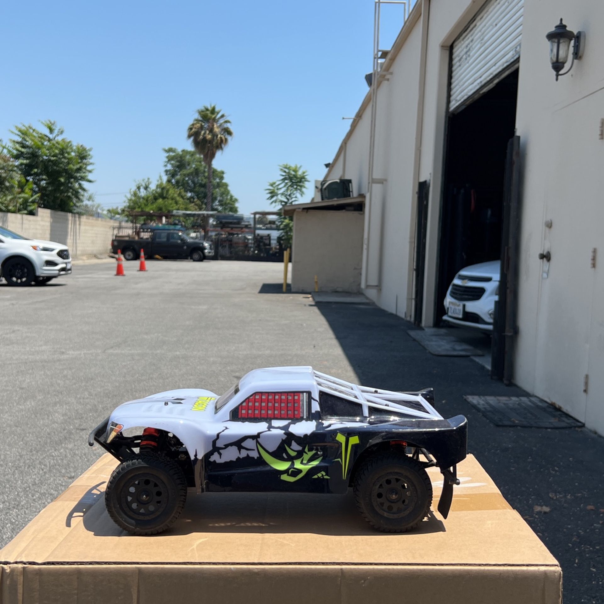1/14 Tacon Thriller Short Course Truck Brushed Ready to Run 2.4ghz (White) RC Remote Control Radio Car