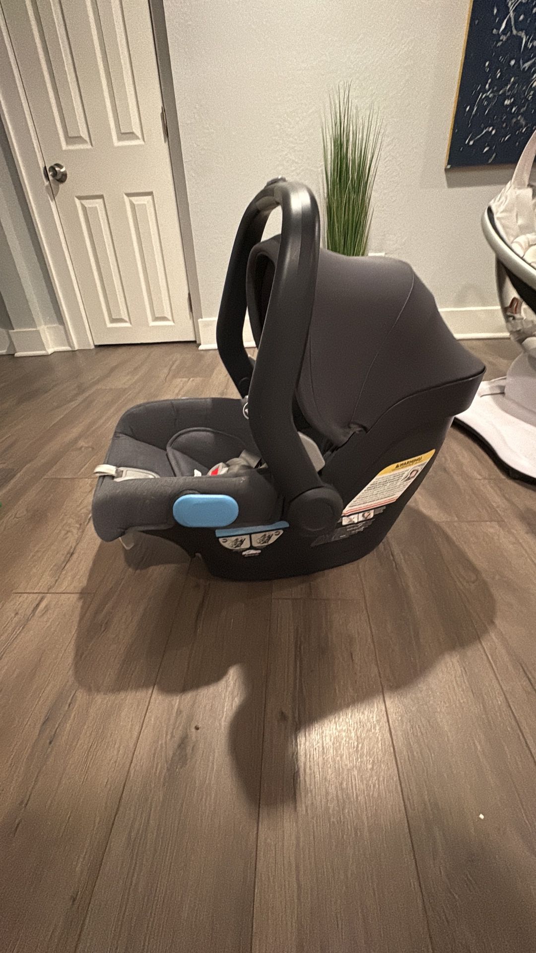 UPPAbaby Mesa Infant Car Seat & Base