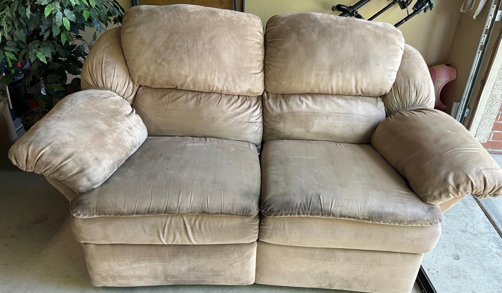 Reclining couch and loveseat