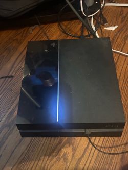 PlayStation 4 w 3 games and 2 controls