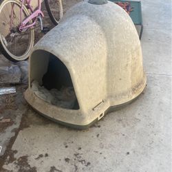 M/L Dog House