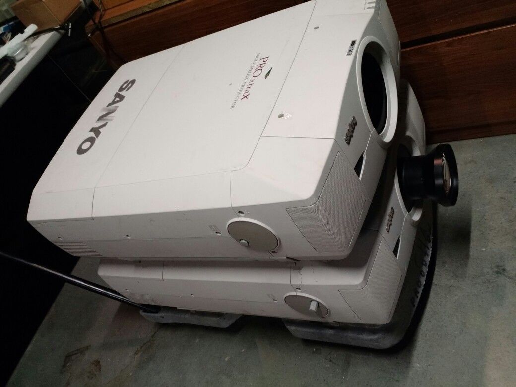 7700 lumen projectors Sanyo XF40