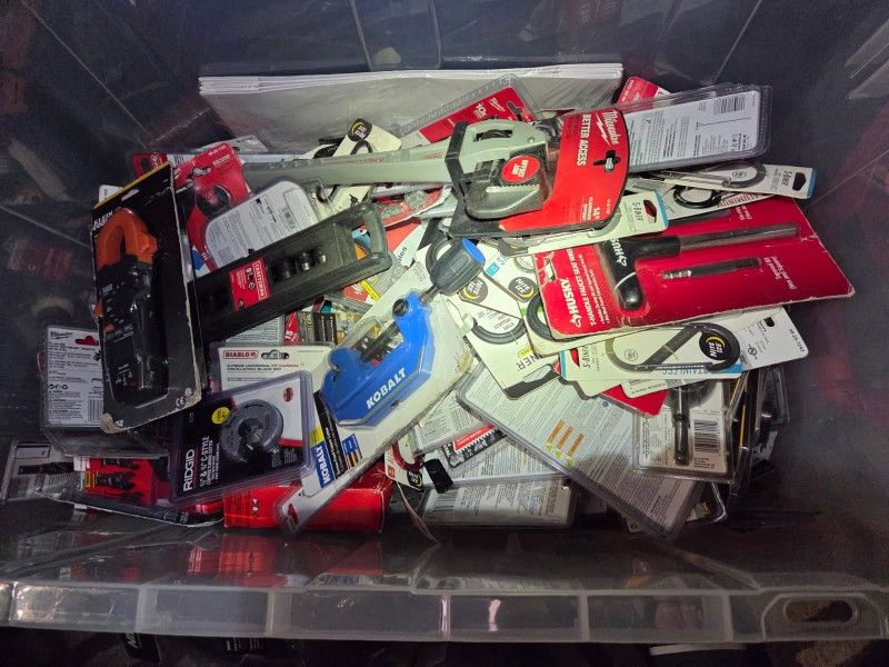 Milwaukee Switch Blade Hole Saws Plus Assorted Milwaukee Dewalt Bosch And Makita Impact And Drill Bits