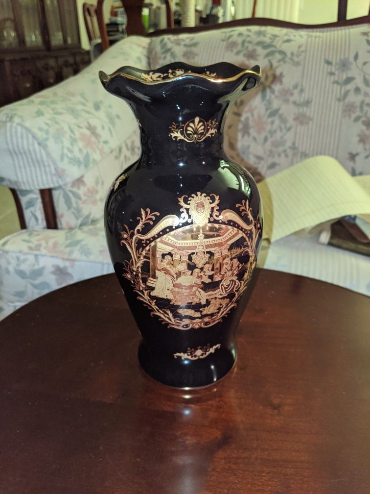 GEORGOUS LIMOGES PORCELAIN BLACK VASE WITH HEAVY GOLD GILDING ACCENTS.