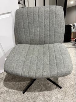 Criss cross wide swivel chair