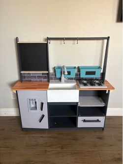 Toy kitchen