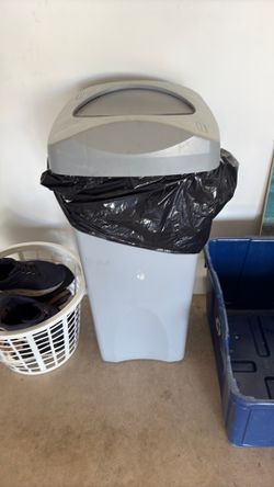 Garbage can with lid