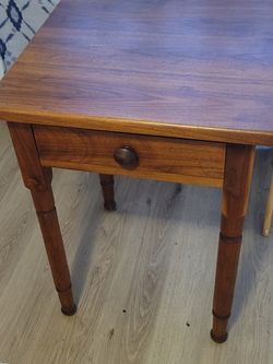 CLASSIC WOODEN SIDE TABLE W DRAWER