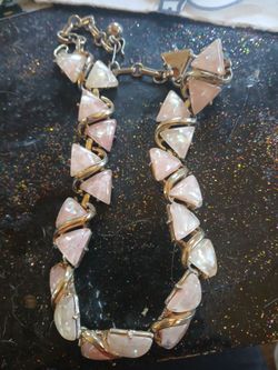 Neck lace