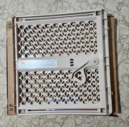 Extra Wide Pet Gate / Baby Gate - Fits Openings 26” - 42”