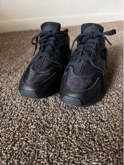 Unisex Nike Huarache triple black size 9.5 woman brand new