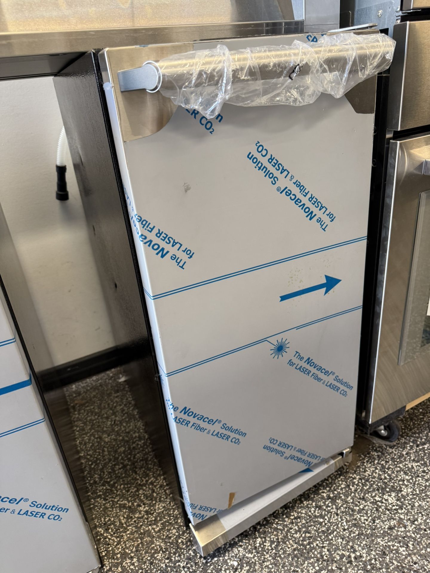 15" Electrolux Ice Maker with Right Hinge Door