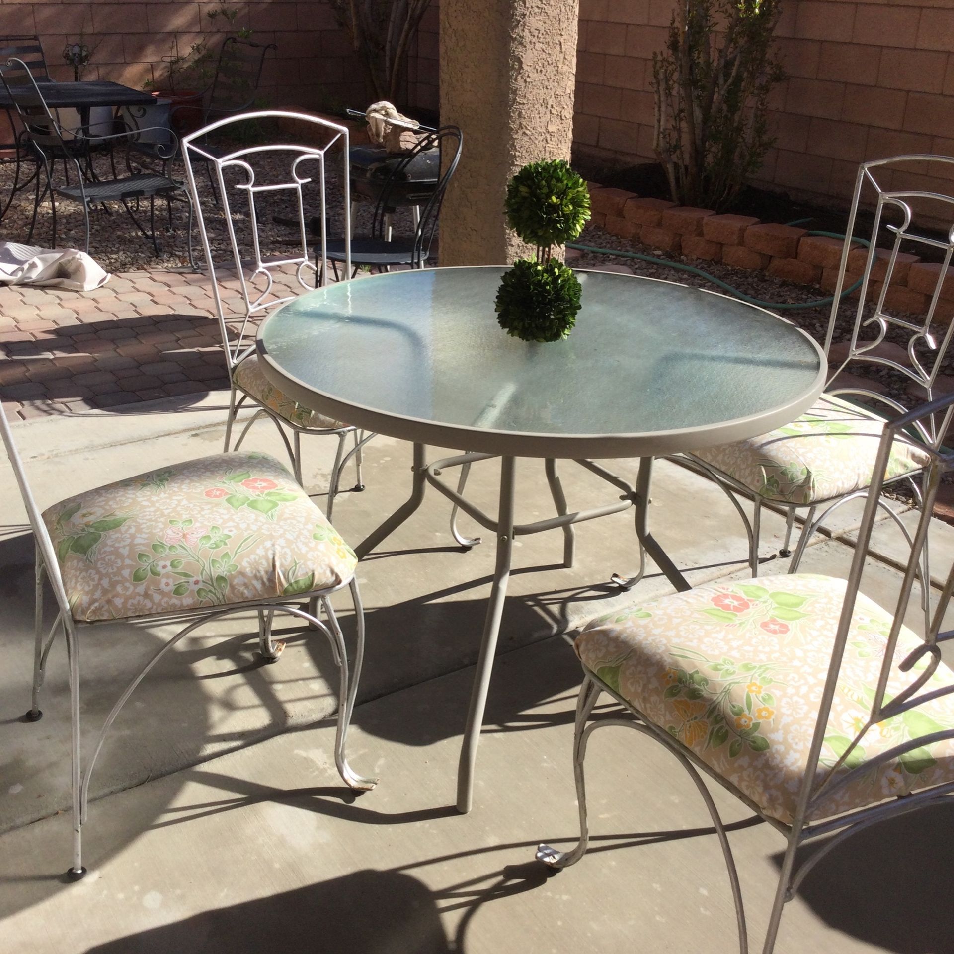 Patio Table 4iron Chairs