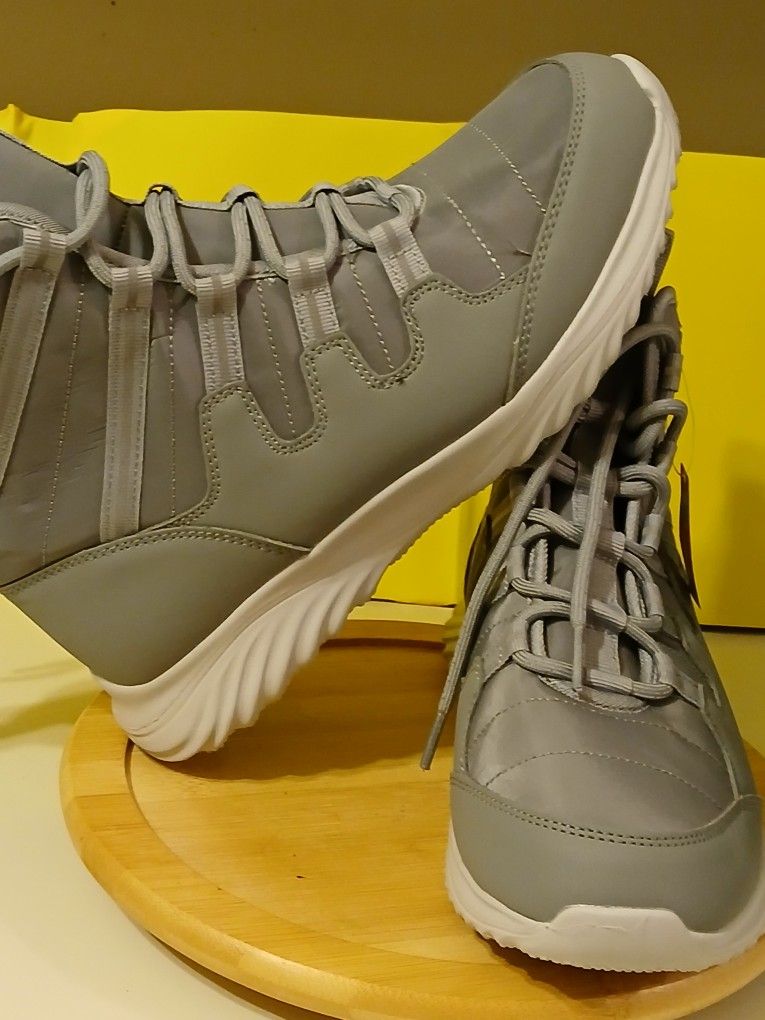 Cheeks Fit Body Sneaker Boots Waterproof Gray With Energy Pad Two Available Eight And A Half And Eight. New . Serious Offers Considered.