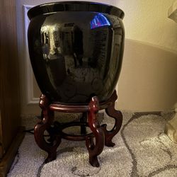 2 Ceramic pots with wood stand