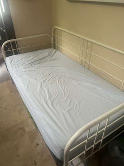 Day bed with memory foam mattress tein