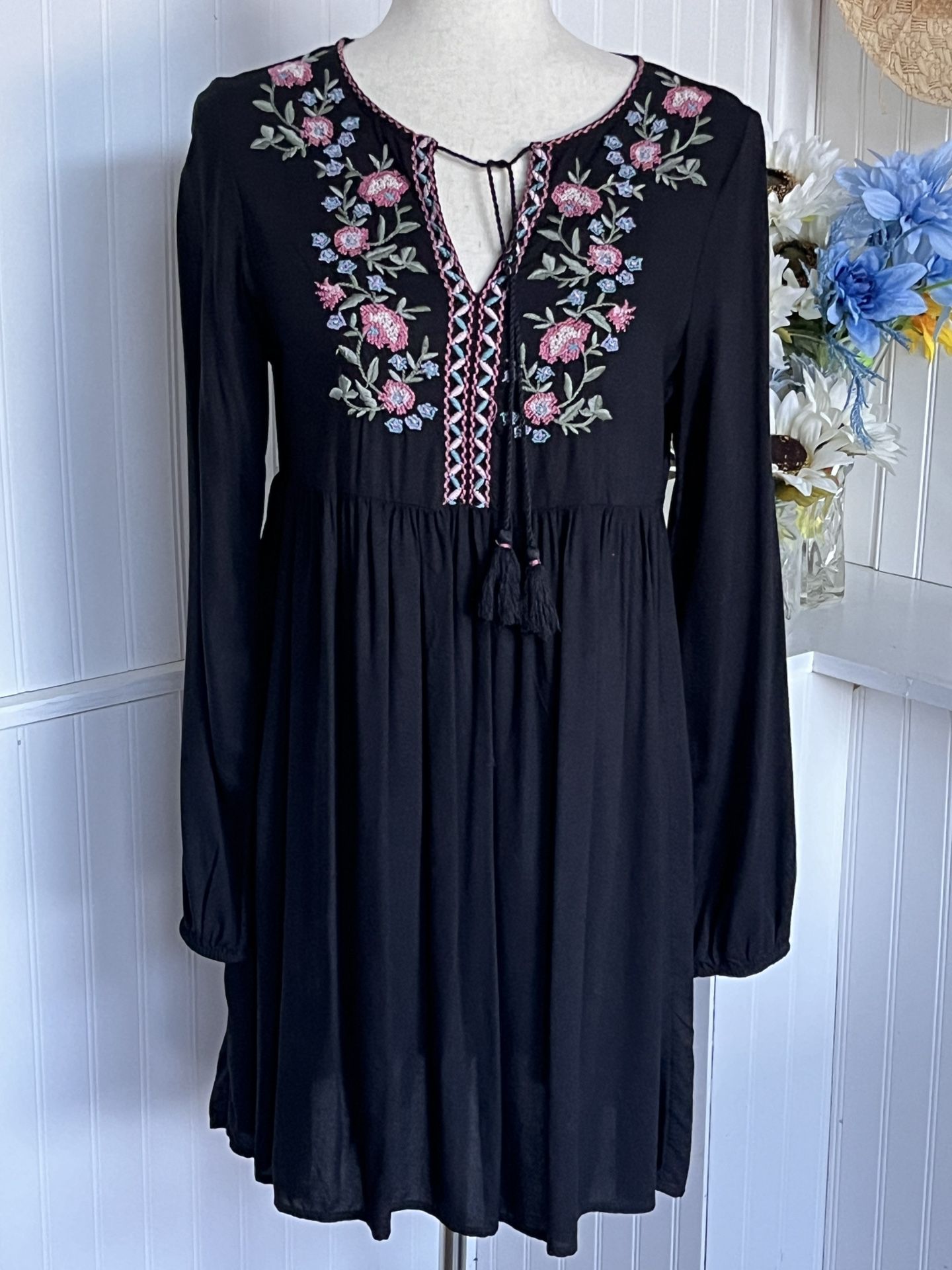 Arizona Blue Long-sleeved BohemianFloral Embroidered Dress 