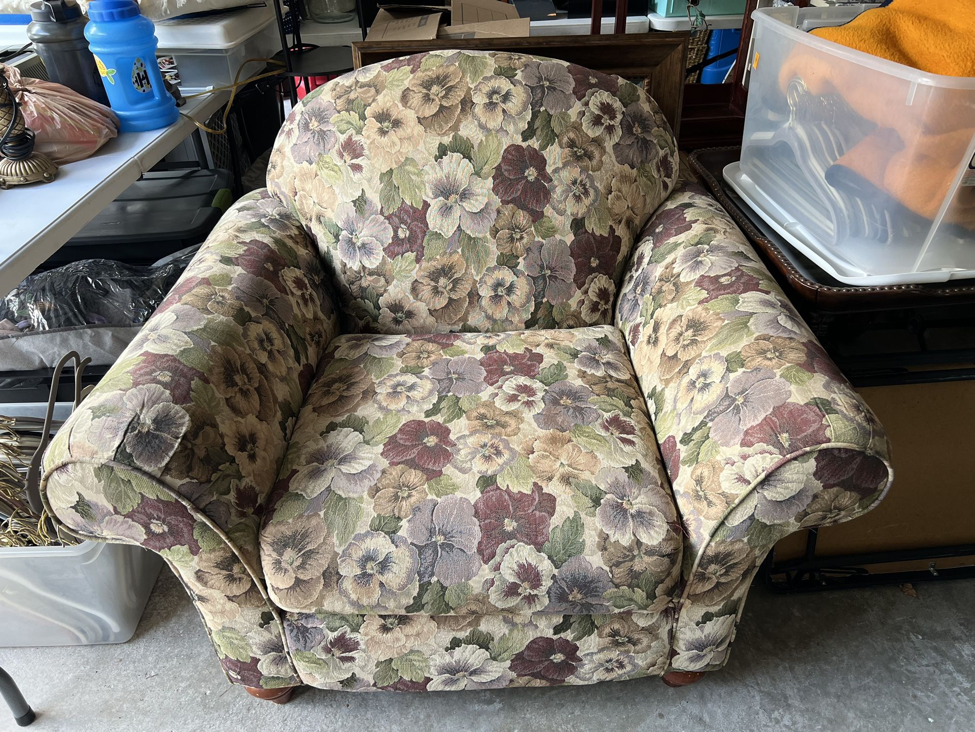 Beautiful Floral Arm Chair Very Comfortable. Excellent condition