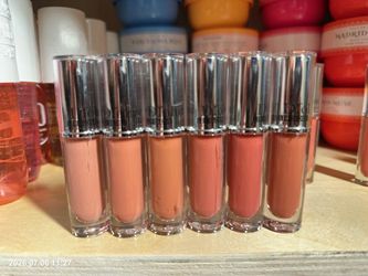 Lipstick, lipgloss, lip oil, lip balm y lipgloss magicos