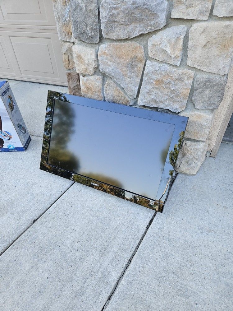 TV. 32 Inch With Remote