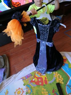 Black witch Halloween costume hat n broom sz 7-8