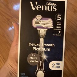 NWT Gillette Venus Deluxe Smooth Platinum Metal Handle Razor with 2 Cartridges