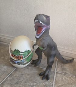 Dinosaurio con Un  huevo
