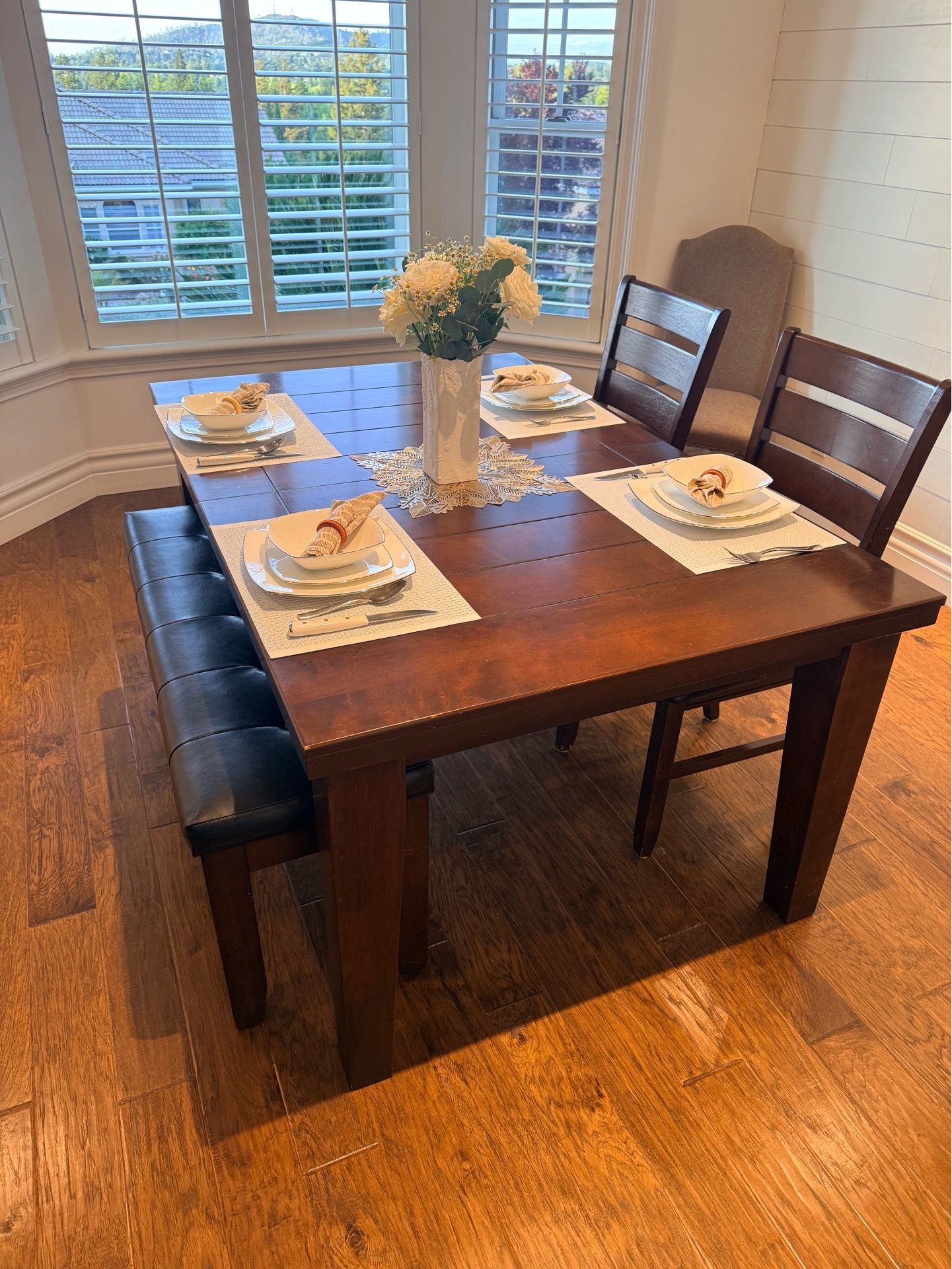 Fine Coastal Dining Room Table/chairs/bench