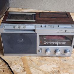 GENERAL ELECTRIC vintage am fm cassette radio