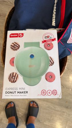 Dash mini donut maker - new