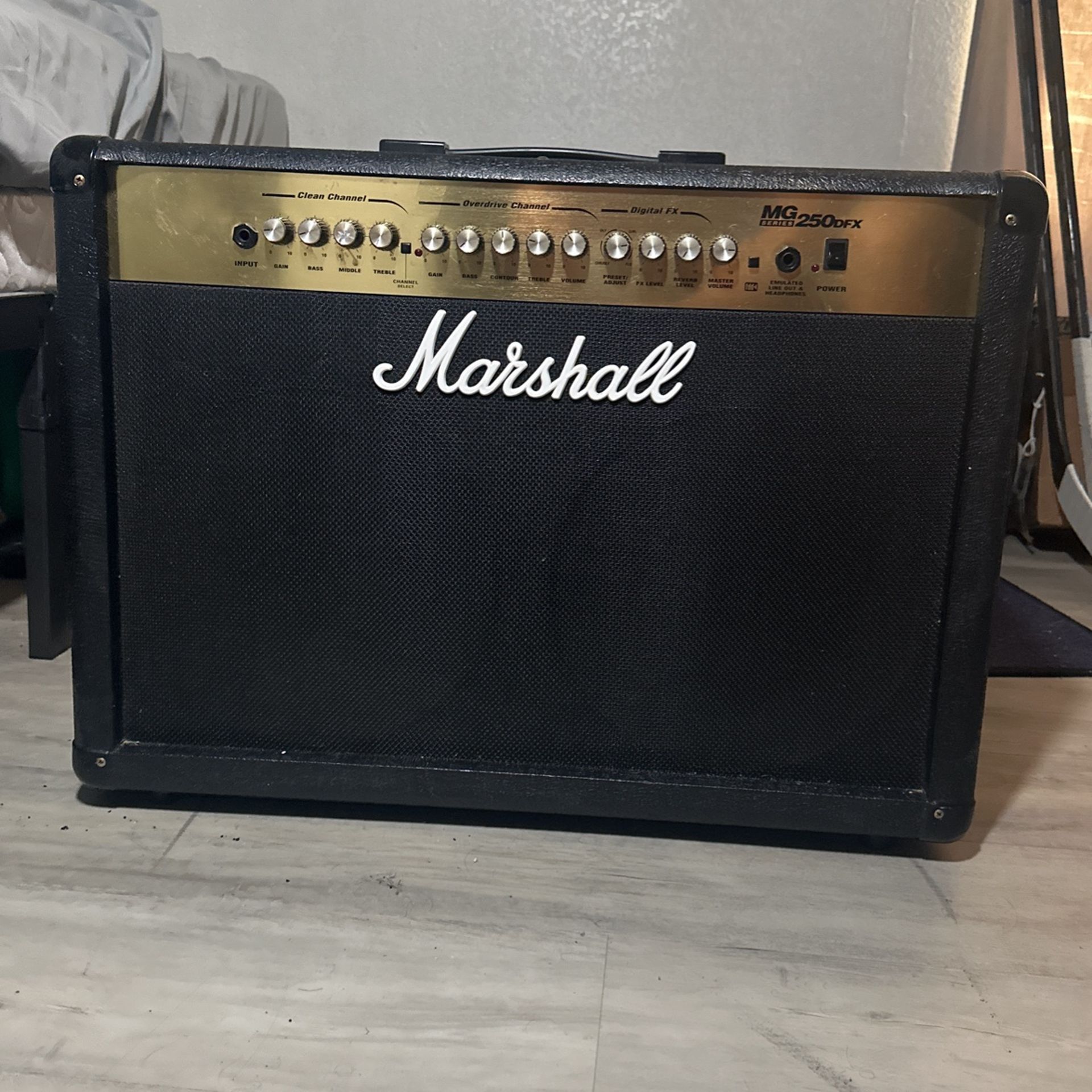 Marshall Mg250dfx 2-channel 100-watt 2x12” Solid State Guitar Amp