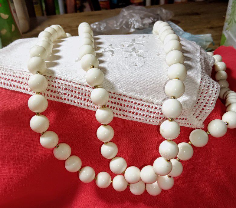 White Porcelain Beaded Necklace With Latch