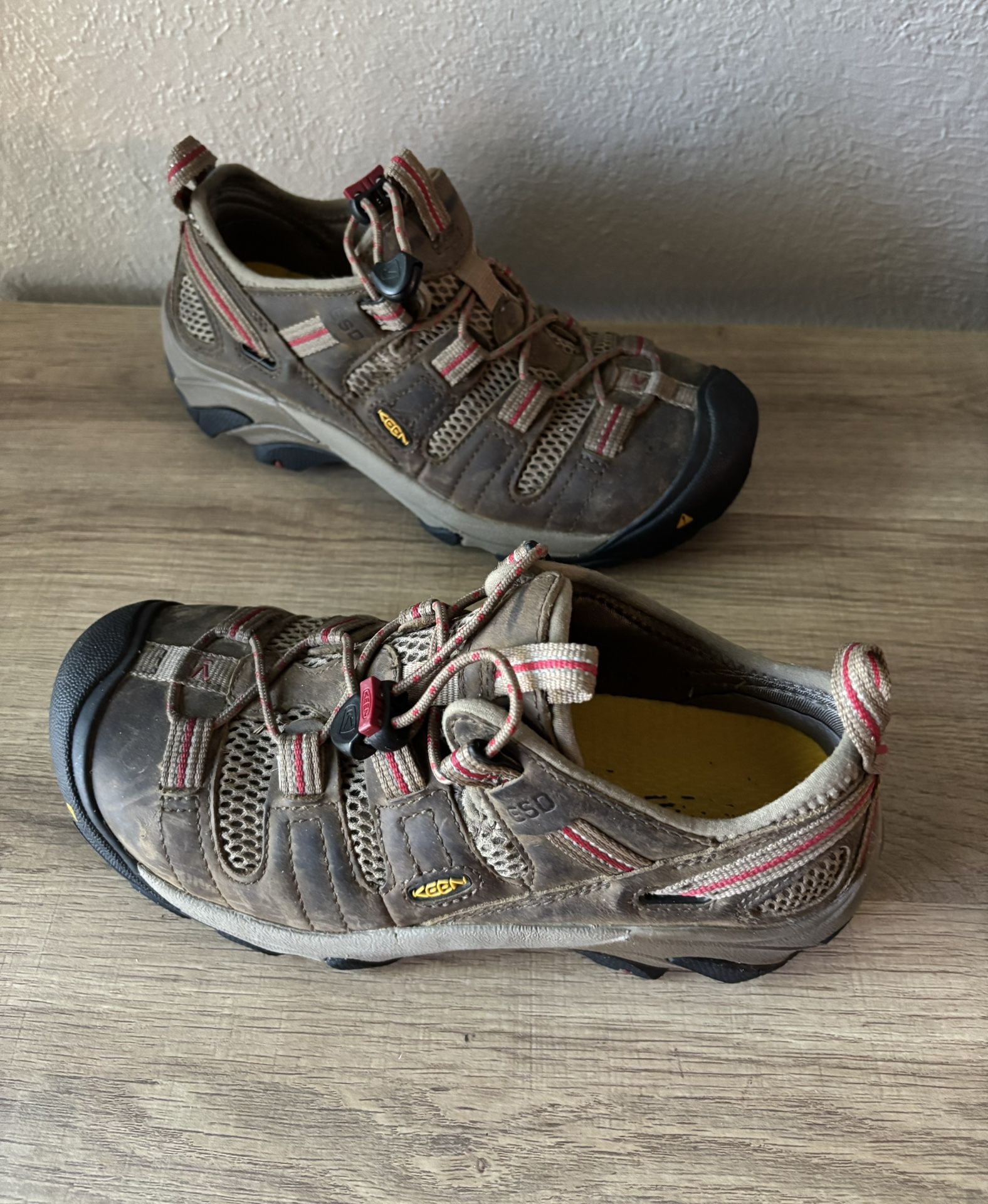 Keen womens Hiking shoes size 6.5