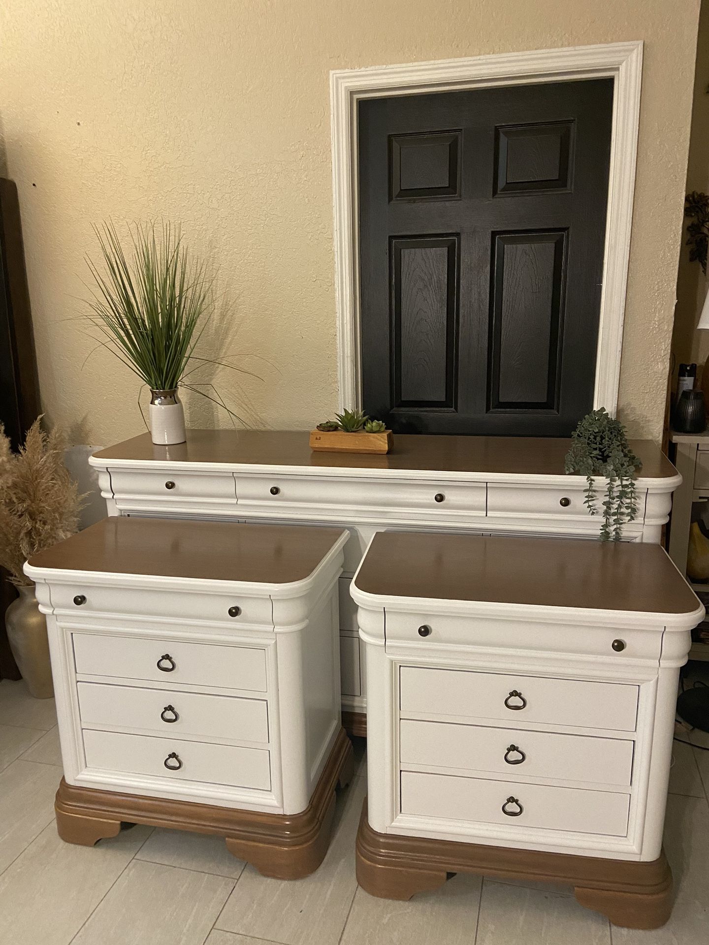 Beautiful Two Tone Dresser Set
