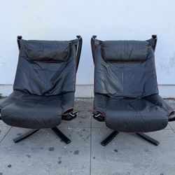 Mid century Scandinavian pair of Falcon chairs by Vatne Mobler. 