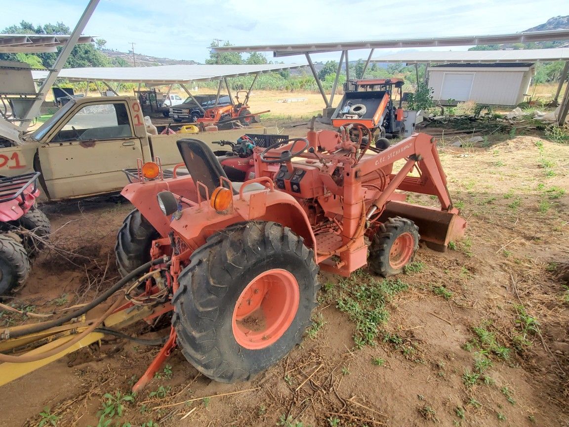 1990 KUBOTA B8200 DT with Front End Loader , Trailer, Tank Sprayer for