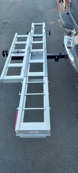 Single motorcycle hitch with ramp