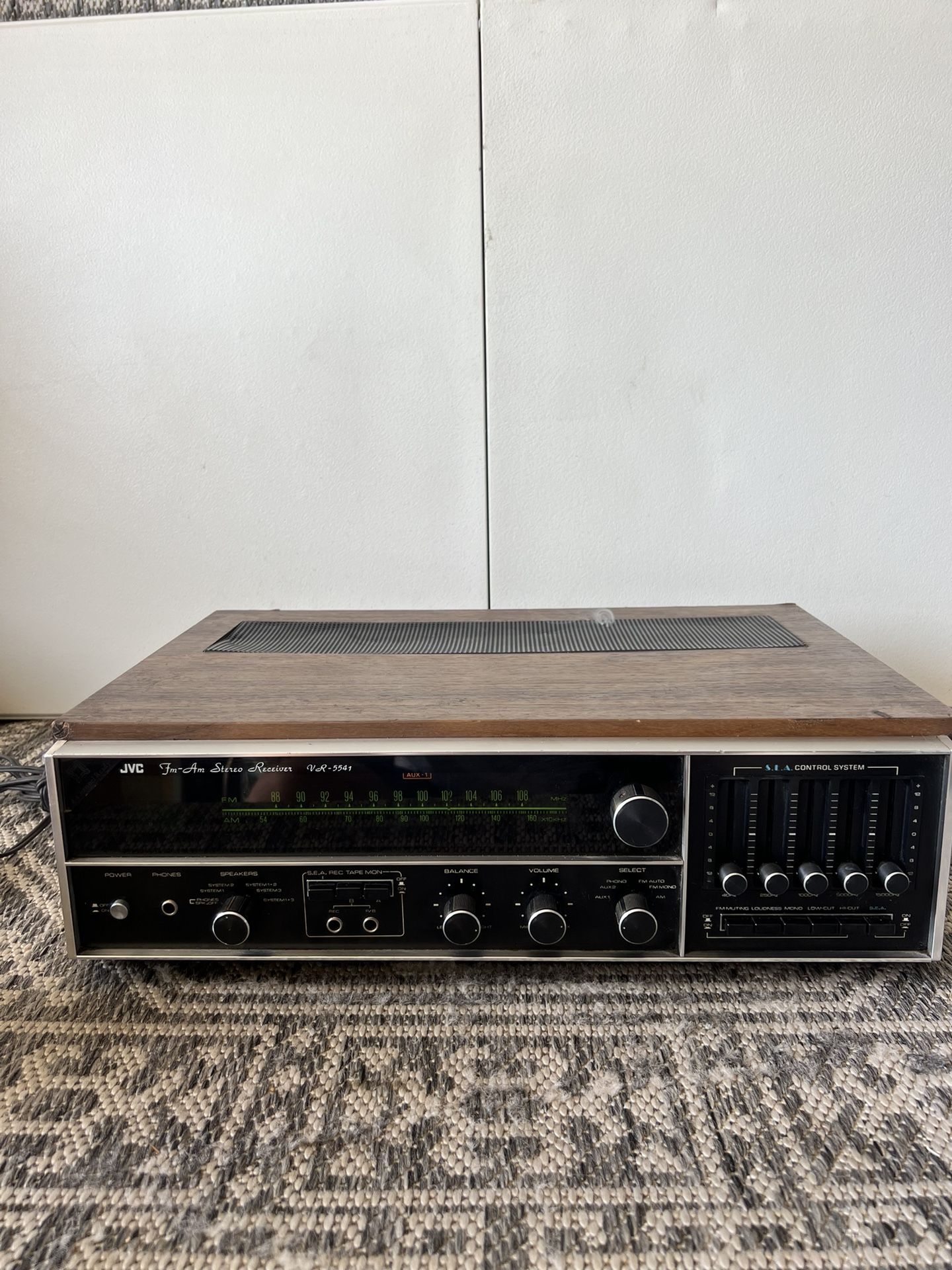 JVC VR-5541 AM/FM STEREO RECEIVER W/5 BAND SEA EQ