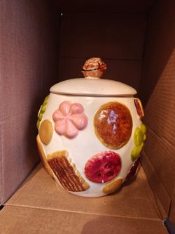 Raised-cookie ceramic cookie jar