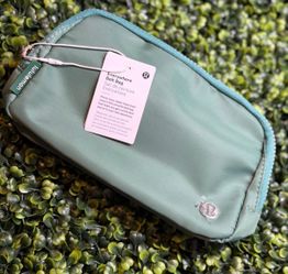 Lululemon Everywhere belt bag